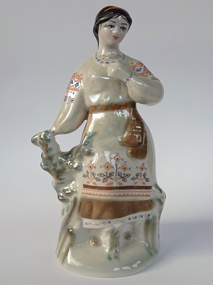 Porcelana – figurka wieśniaczki