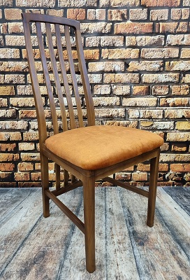 Krzesła z wysokim oparciem – komplet czterech krzeseł